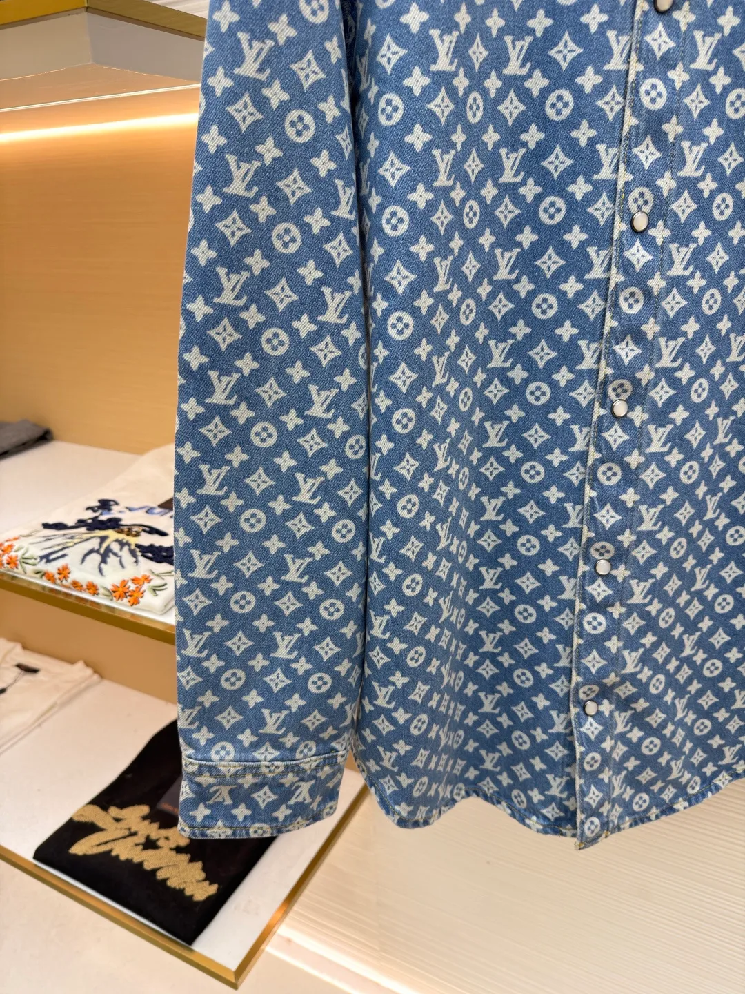 LOUIS VUITTON full-print denim jacket ●Original version: Purchased and developed for 15800 ●Item number: 1681926-B65 ●Material: denim fabric ●Technology: laser watering ●Version: fitted version ●Weight: about 710 grams ●Size: 46-48-50-52 ●Description: Customized blue shadow encrypted cotton classic pattern denim, as moist as cotton, comfortable and skin-friendly, indigo elegance With a retro charm and a modern sense of fashion, denim is used as the canvas, and the iconic Monogram pattern is laid out on it. Every inch of the warp and weft hides the glorious history and fashion heritage of Louis Vuitton. The tough lines of matching work shirts exude a sense of luxury from the inside out. No need to make a fuss, the aura is self-evident. The stunning work in the fashion feast is the laser burning process. The advanced process of using laser technology to carve patterns. Project the laser onto the surface of the material, causing the material to be locally heated and melted. The LV logo pattern can be formed to accurately control the position and shape. The double process of washing and light frying is to desize and wash the denim material first, and then perform sand washing to produce a fading effect. The denim jacket is fried through special chemical treatment to give a special contrasting color effect. Prioritize the spray horse slide and then rub it by hand to create a gradient effect. Use a spray gun to accurately spray the reagent solution to the designated position according to the design requirements. Let the reagent react chemically with the fabric to form a gradual gradient effect, and finally boil it to solidify the color. The overall wiring is straight and delicate, the fabric is comfortable and soft, and the color is consistent without color difference. It can be matched with the same style to create a fashionable look for various occasions. Customized accessories, complete with three standards, same style for men and women!